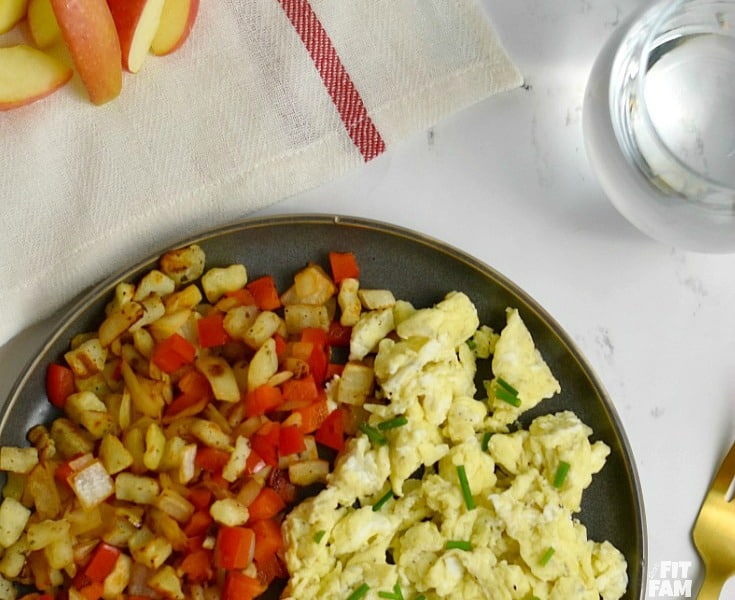 healthy breakfast scramble, under 400 calories, it's super easy and delicious egg breakfast. recipe measured to the gram for macro/ iifym diet