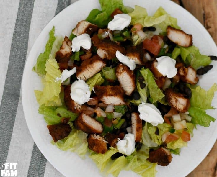 healthy blackened chicken salad is so easy to throw together, packed with super foods, and such a great salad to meal prep to keep you on track for your diet, very macro friendly Great healthy hotel room meal idea!