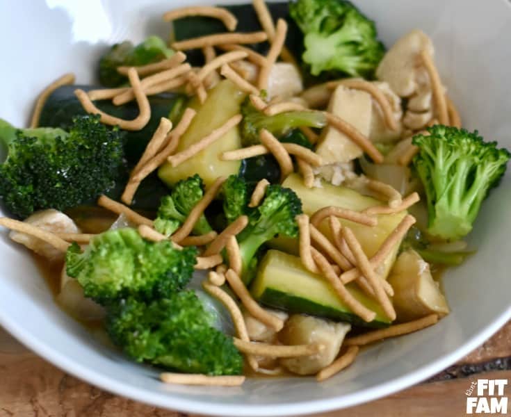 Super easy, healthy 1 pot meal, this chicken & veggie stir fry is delicious and diet friendly, perfect for iifym, macros, or any low carb diet to help with your weight loss goals