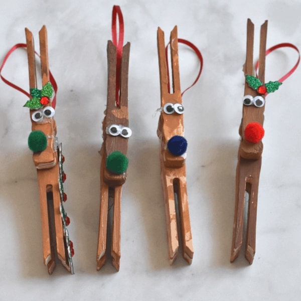 this reindeer ornament kids craft is so easy and fun for kids to make during the holidays! love clothespin crafts! #DIYChristmas #preschoolcraft